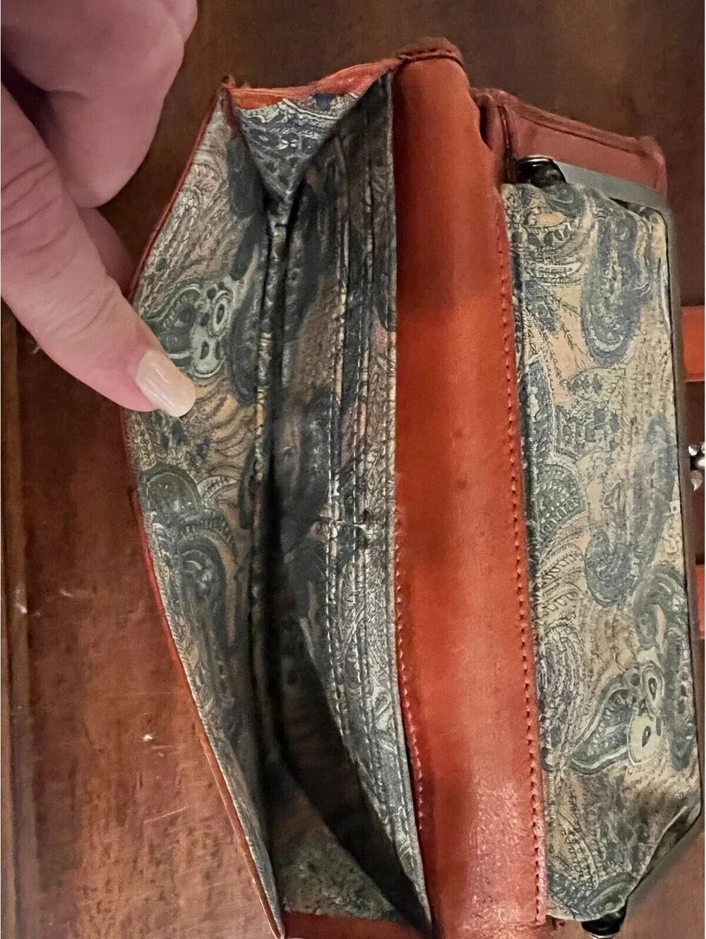 Vintage Brown Leather Wallet with Magnetic Closure and Multiple Card Slots